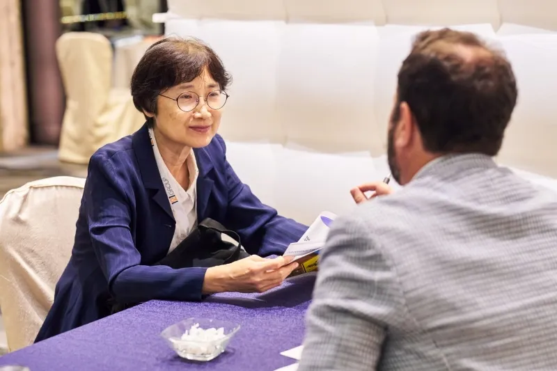 Mining industry professionals discussing opportunities at 121 Hong Kong